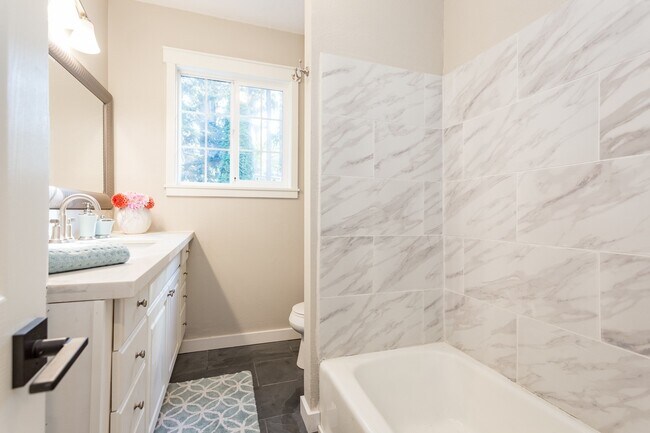 Building Photo - Gorgeous Lake Oswego Remodeled Cottage