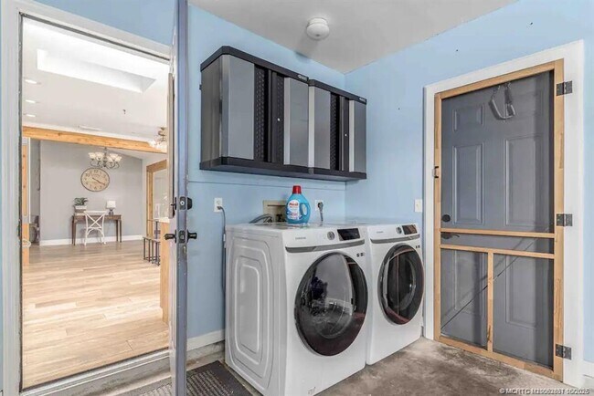 Building Photo - 2550 SE Calais St