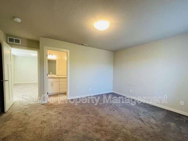 Building Photo - 6473 SE Genrosa St