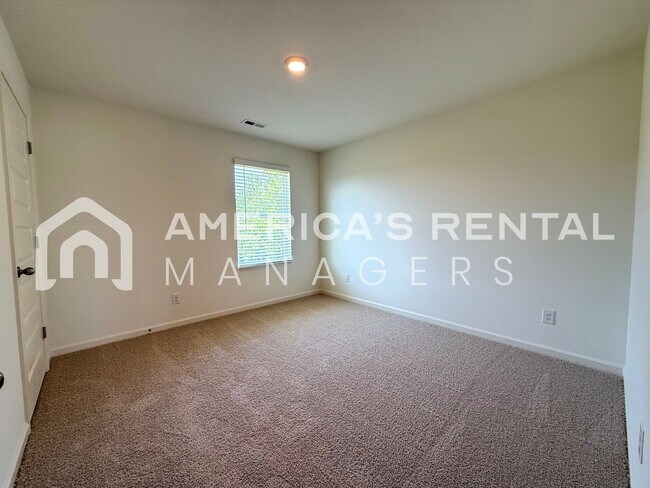 Building Photo - Gorgeous New Construction 5 Bed / 3 Bath H...