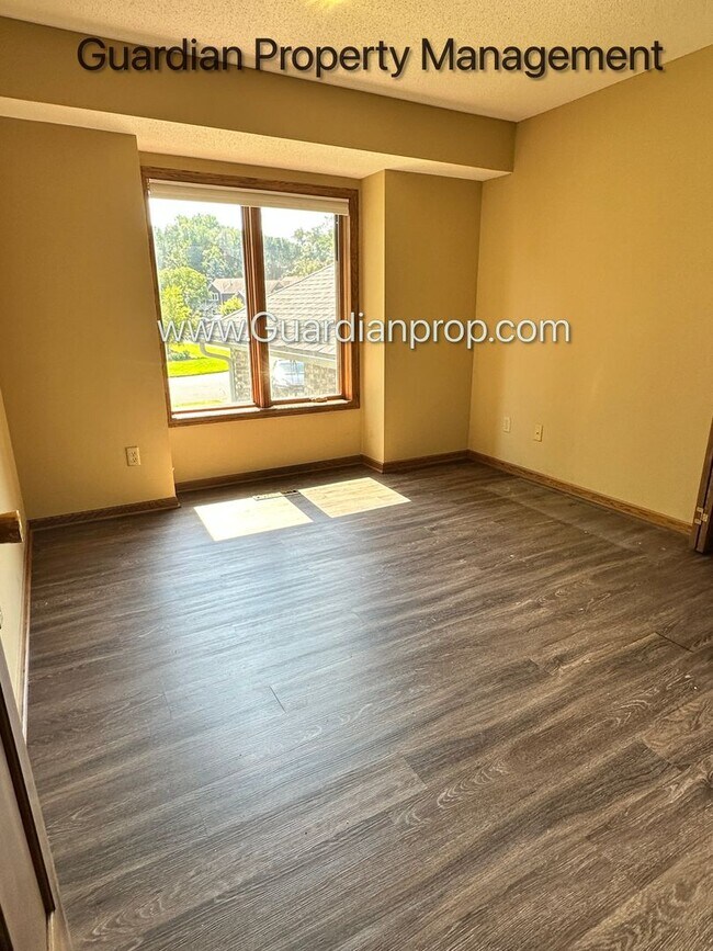 Building Photo - Eagan Single Family Home, 3 Car Garage, La...