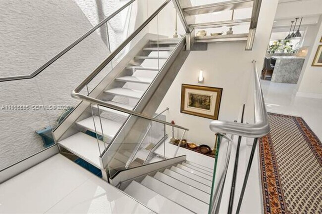 Building Photo - 1000 Venetian Way