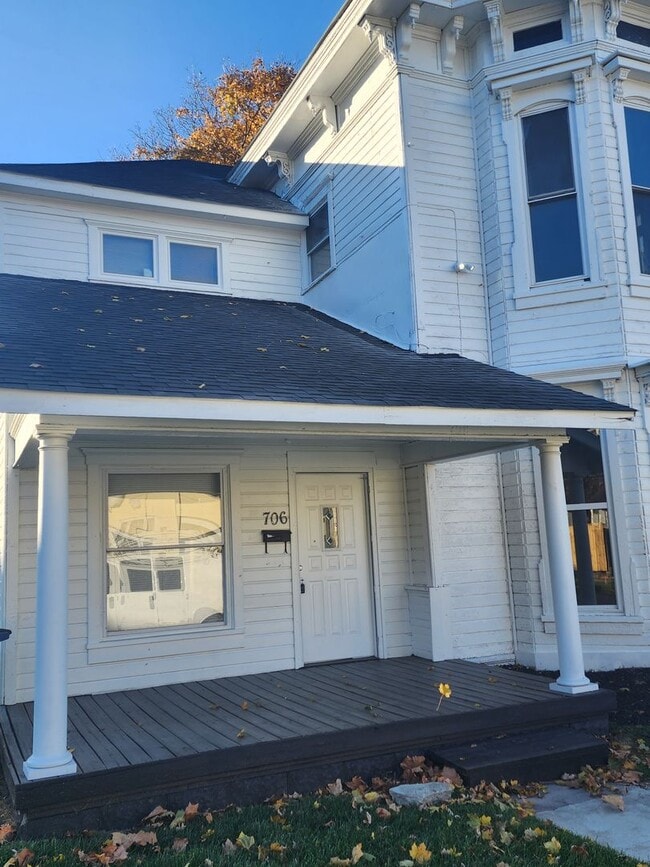 Building Photo - 2 Bedroom 1 bath duplex