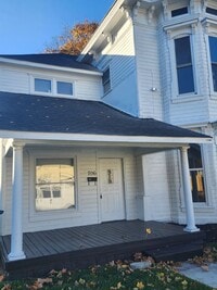 Building Photo - 2 Bedroom 1 bath duplex