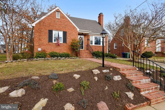 Building Photo - 1727 Oakcrest Dr