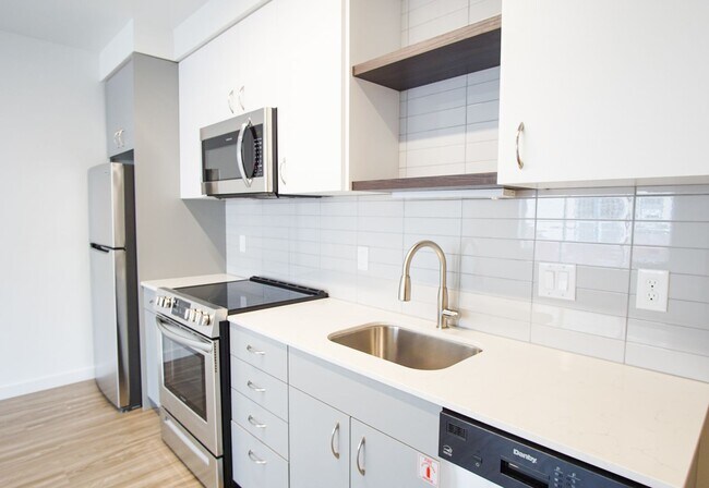 Building Photo - Impeccable Modern Studio with Luxe Finishes + Balcony!