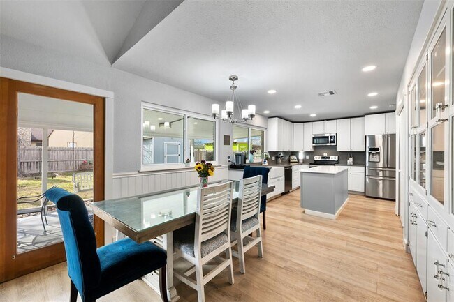 Building Photo - 117 Shady Oak Dr