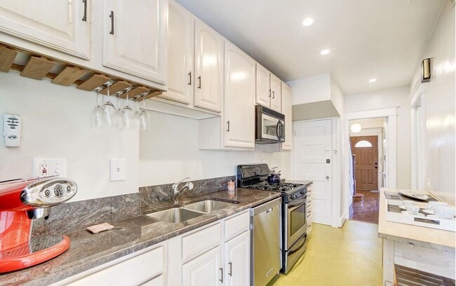 Building Photo - Charming, Spacious and Sunlit 3 BD, 2 BA R...
