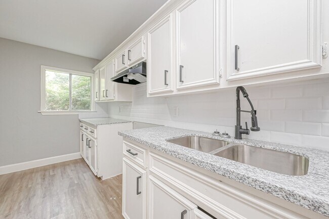 Building Photo - 6715 Victoria St