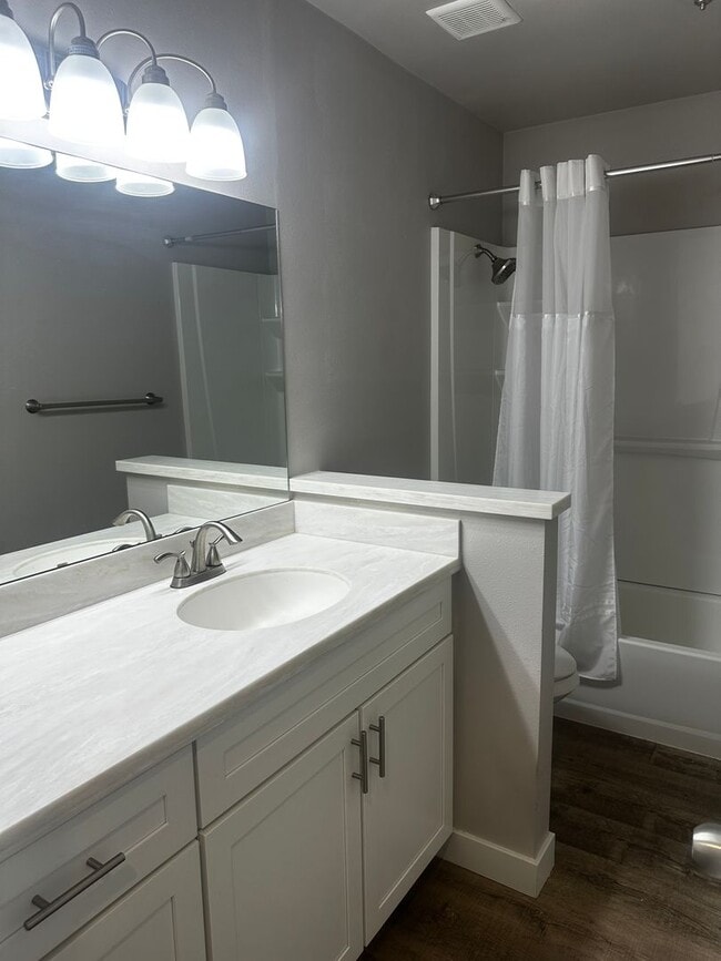 Building Photo - Stunning 3 bedroom AVAILABLE NOW!