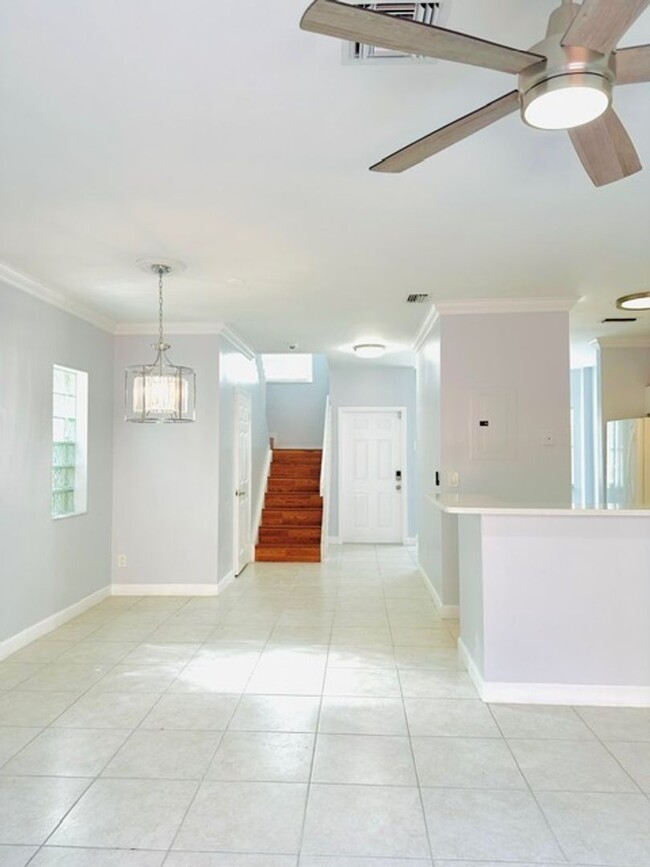 Building Photo - Beautiful Townhouse in Weston