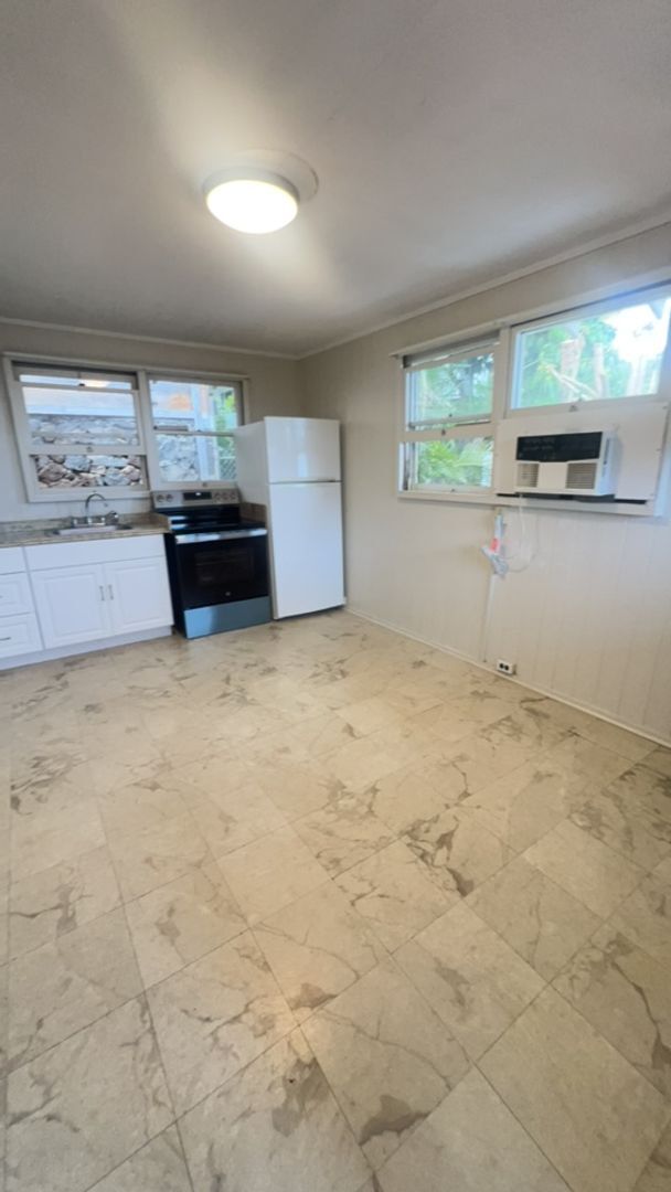 Building Photo - 1 Bedroom Cottage in Kaimuki, Full Kitchen...