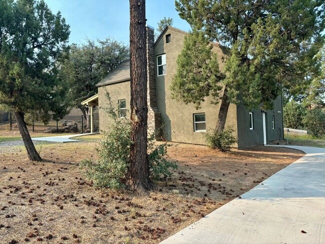 Building Photo - Beautiful 2100 sq ft Prescott home, 4 bed 2 bath with large upstairs loft on almost an acre of land!