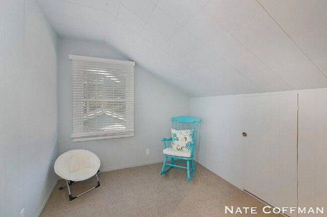 Building Photo - Lakefront 4 bed 2 bath home