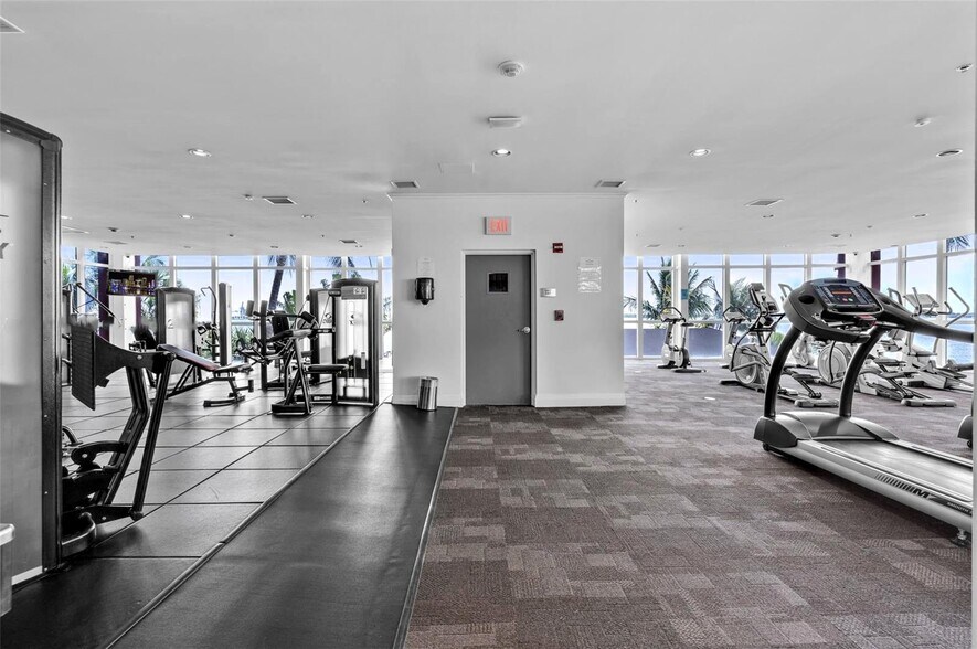 Building Photo - 1155 Brickell Bay Dr