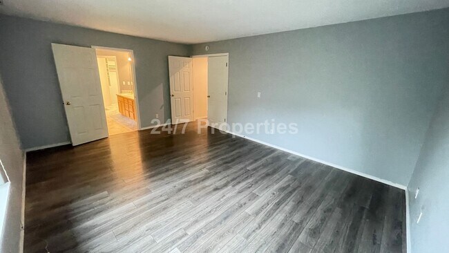 Building Photo - Inviting 3 BD | 2.5 BA Home w/ Massive Bac...