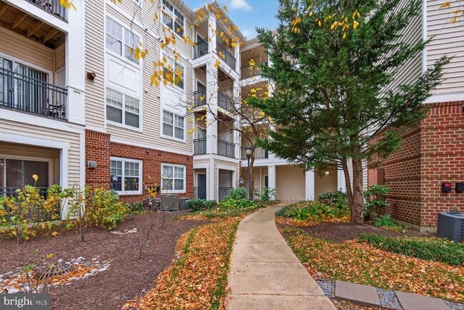 Building Photo - 12905 Centre Park Cir