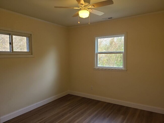 Building Photo - 3 bedroom 1 bath ranch home w/ large fence...