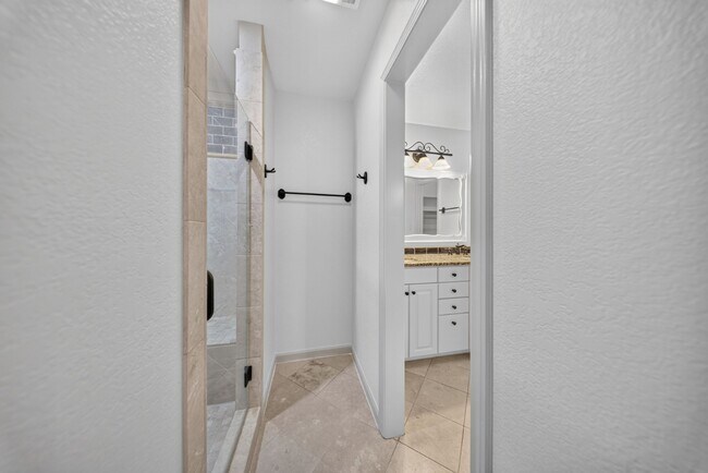 Building Photo - 5715 E 64th St