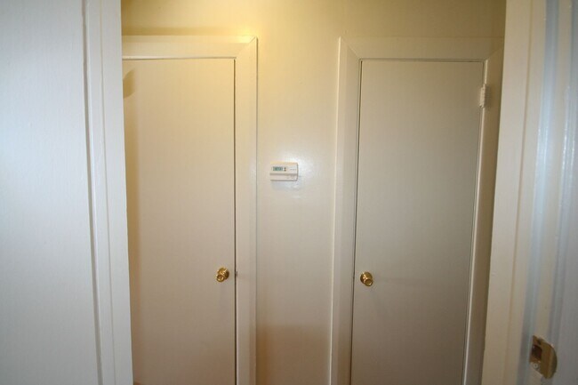 Building Photo - Renovated Duplex Unit / Carport / W&D / Ne...