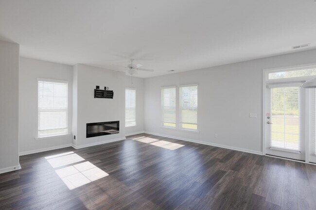 Building Photo - 61 Conifer St