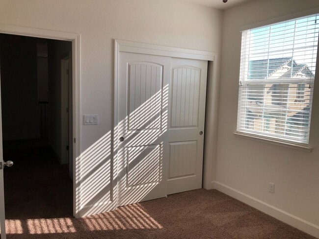 Building Photo - Beautiful 4 Bed 3 Bath Near Iron Point with Solar!