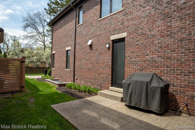 Building Photo - 25925 York Rd