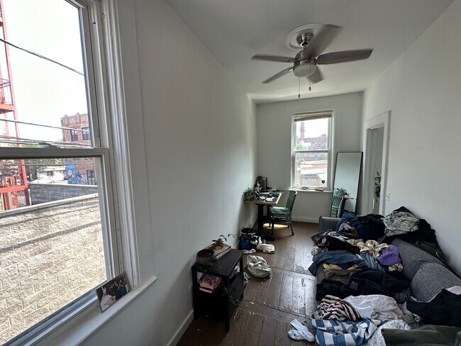 Building Photo - 1049 N Marshfield Ave