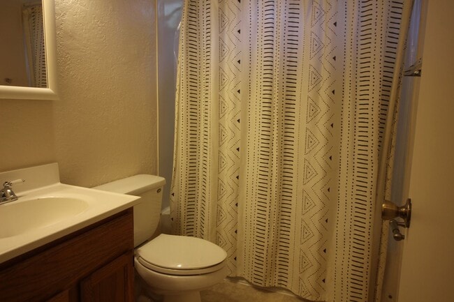 Building Photo - 2 Bedroom Townhome for Rent