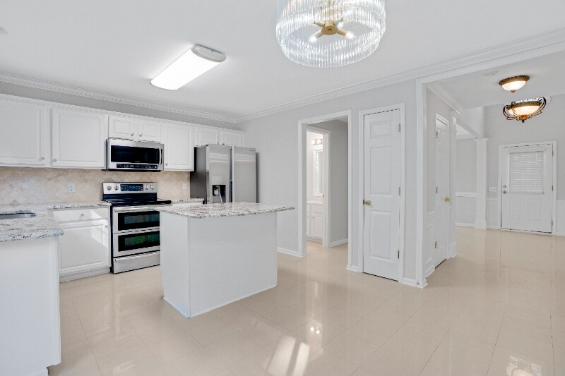 Building Photo - 9237 Bellegarde Dr