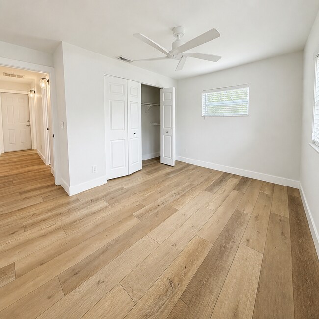 Building Photo - Updated 2/2/1 Home in Northeast St. Petersburg!
