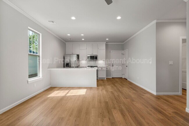 Building Photo - 101 E 11th St S