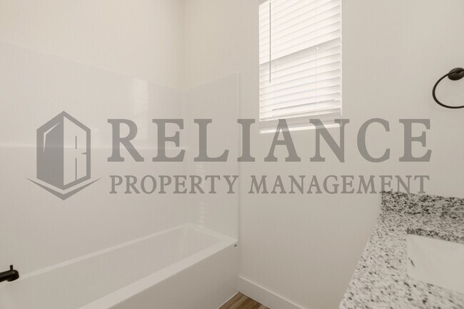 Building Photo - 613 Elmwood St