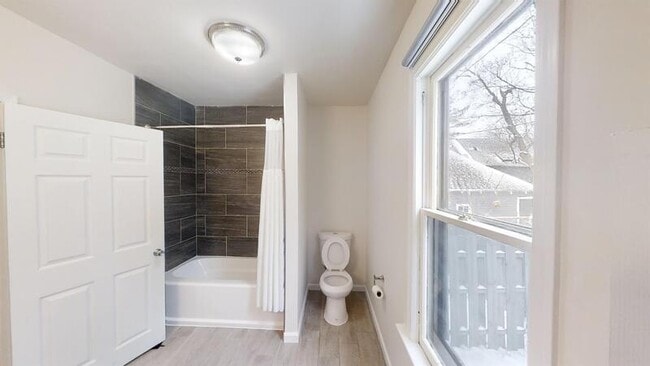 Building Photo - 605 W Washington St