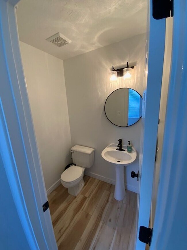 Building Photo - Updated Charleston Heights Townhome