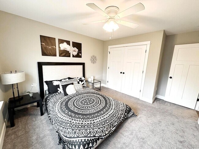 Building Photo - 718 N Alexander Ave