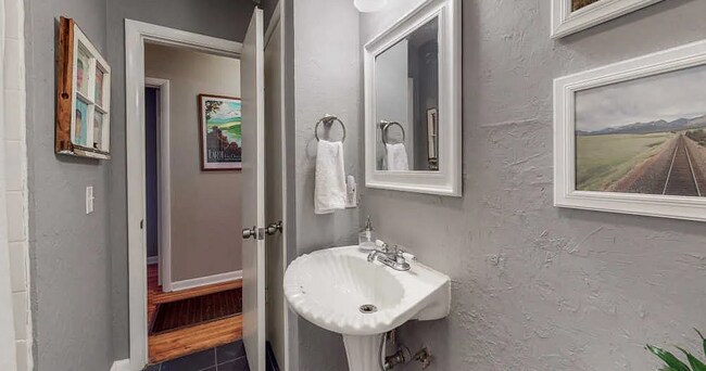 Building Photo - Available early Jan! 3bd/2bth w/fenced yard