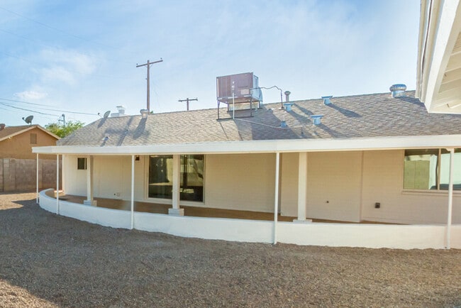 Building Photo - Amazing 3 bed 2 bath home with large backyard