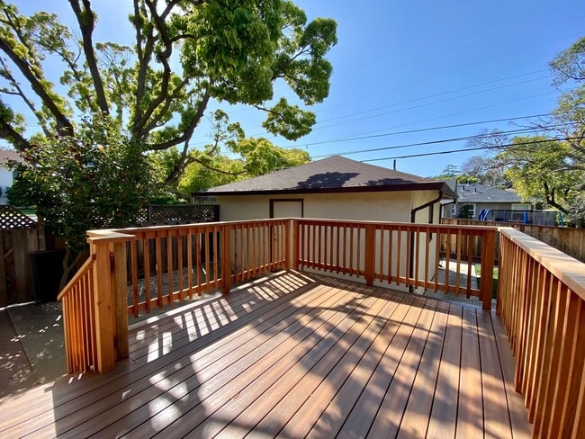 Building Photo - Renovated Single-Family Home on the Penins...
