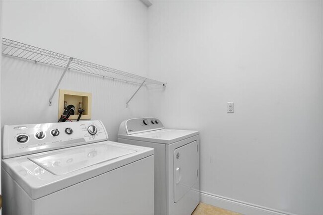 Building Photo - 6012 NW 116th Dr