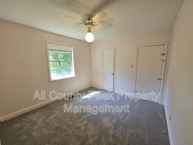 Building Photo - 10 Fountain Cir