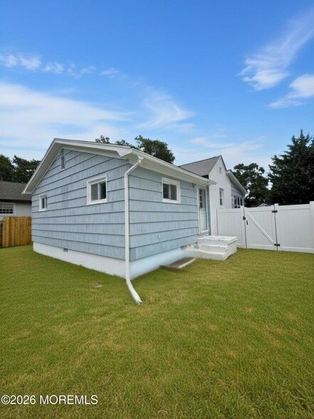 Building Photo - 484 Bara St
