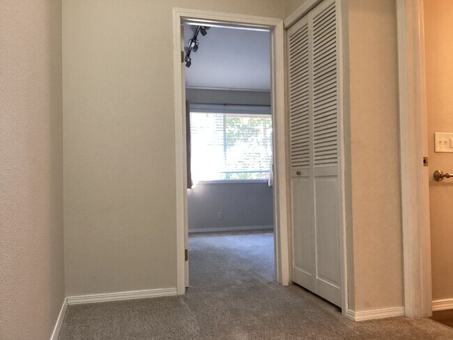 Building Photo - Charming Edmonds Condo with Two Garages an...