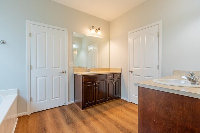 Building Photo - 4525 Village Ct