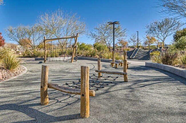 Building Photo - 4 Bed 3 Bath Luxury FURNISHED Home for Rent!