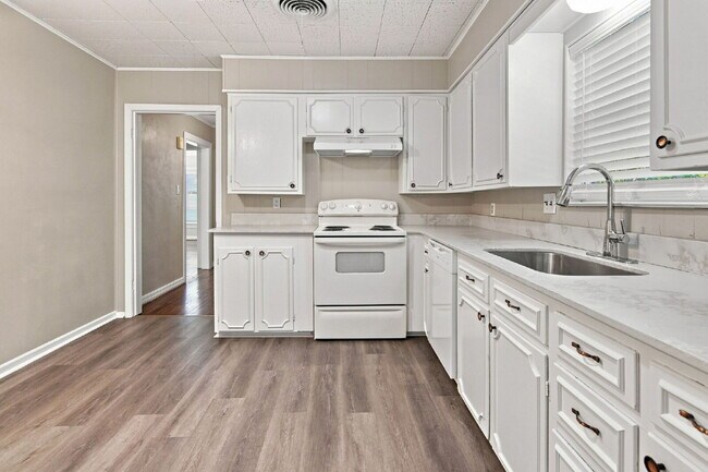 Building Photo - "Adorable 2-Bedroom, 1-Bath in Home with Beautiful Oak Floors, Spacious Yard and Lawn Service Inc...