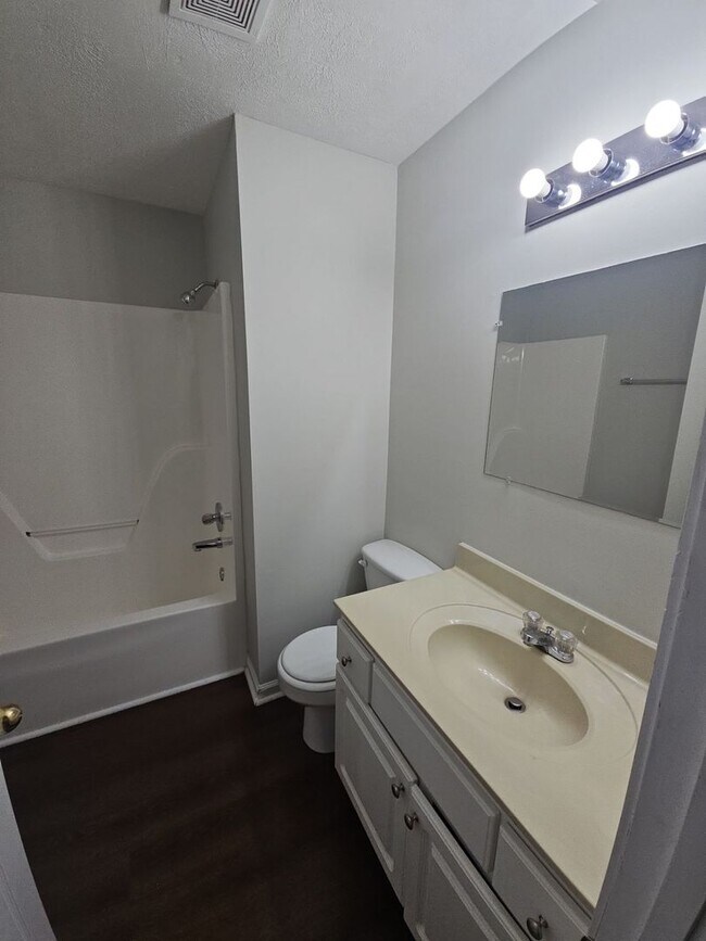 Building Photo - 1219 Byrne Ave