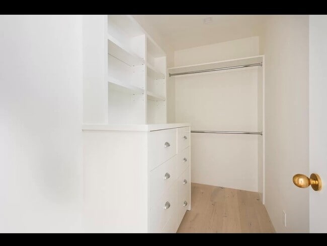 Building Photo - 633 Palms Blvd