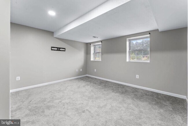 Building Photo - 5285 Stowe Ln