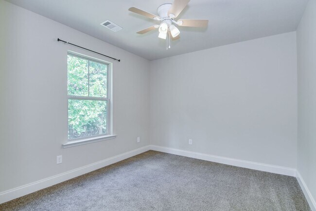 Building Photo - 3 Bedroom 2.5 Bath - Over Half Acre Lot!